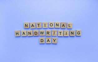 januari 23, nationaal handschrift dag, minimalistisch banier met de opschrift in houten brieven foto