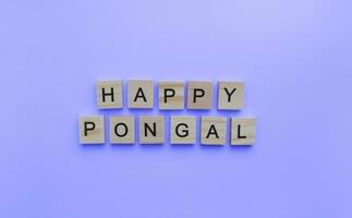 januari 14-17, pongal, minimalistisch banier met de opschrift in houten brieven foto