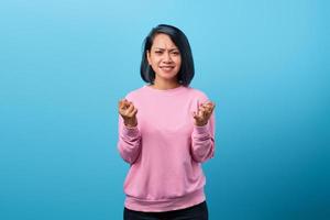 portret van jonge boze Aziatische vrouw met ontevreden uitdrukking foto