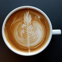 bovenaanzicht van een mok latte art koffie. foto