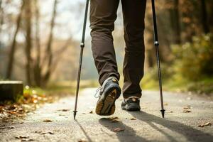 Mens beoefenen nordic wandelen met polen buitenshuis park natuur. genereren ai foto