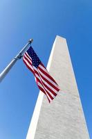 Washington Monument op een zonnige dag. foto