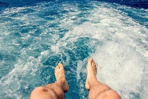 mannelijke benen tegen de achtergrond van zeewater foto