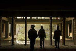 drie mysterieus mannen gevaarlijk blijven in een achtergrondverlichting verlaten gebouw. 3d artwork foto