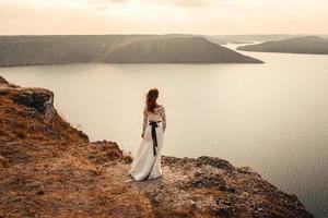 mooie bruid op een berg