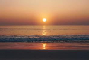 tropische natuur schoon strand zonsondergang hemel tijd met zonlicht. foto