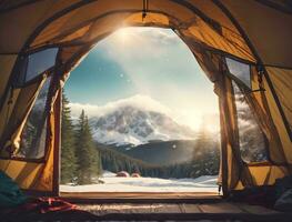 camping in de bergen met een visie van de met sneeuw bedekt pieken foto