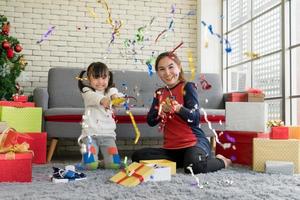 moeder en kind vieren kerst thuis met confetti foto