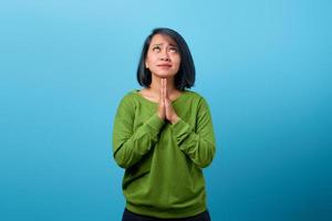 aantrekkelijke aziatische vrouw die bidt met hoopsuitdrukking foto