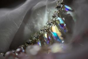 close-up details van ketting en oorbellen met swarovski kristal foto