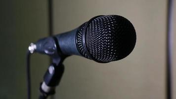 close-up van microfoon in studio met onscherpe achtergrond foto