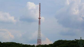 bestaande telecommunicatietorens in de heuvels foto