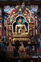 standbeeld in boeddhistische tempel foto