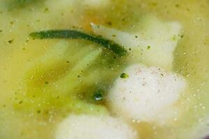 gezond baby soep met broccoli en groen uien detailopname foto