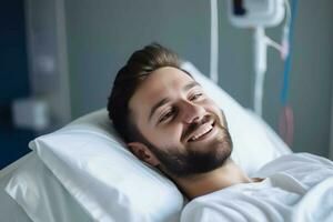 jong Mens glimlachen geduldig aan het liegen in ziekenhuis bed. genereren ai foto