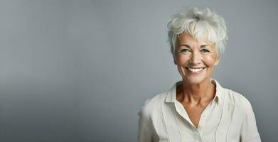 portret van een prachtig Jaren 50 midden leeftijd vrouw met grijs haar- lachend, kopiëren ruimte. ai generatief foto