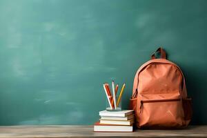 rugzak en school- benodigdheden Aan houten tafel met schoolbord achtergrond, kopiëren ruimte. ai generatief foto