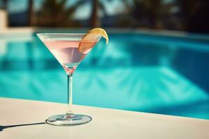 een roze drinken in een martini glas Aan de rand van een zwembad. ai generatief foto