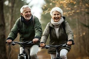 een ouder paar rijden fietsen in de bossen. ai generatief foto