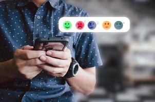 man hand met gebruik mobiele telefoon emojis icoon. sociaal begrip. foto