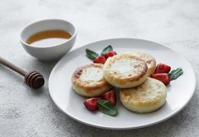 kwarkpannenkoekjes, ricottabeignets op keramische plaat foto