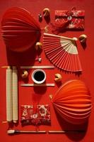 plat leggen van Japanse fans en decoratieve Chinese objecten op rode achtergrond foto