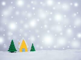 Kerstmis boom, miniatuur huis met glimmend licht voor Kerstmis en nieuw jaar vakantie achtergrond, winter seizoen, vallend sneeuw, kopiëren ruimte voor Kerstmis en nieuw jaar vakantie groet kaart. foto