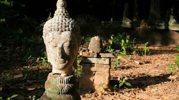 beeld van oude hoofd van Thais lanna Boeddha Bij grot tempel in chaingmai, Thailand. foto