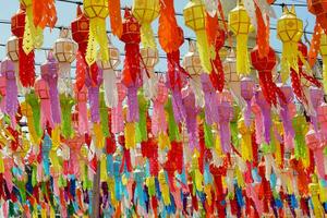 detailopname kleurrijk Thais lanna stijl lantaarns naar hangen in voorkant van de tempel in honderd duizend lantaarns festival, loempia, Thailand. foto