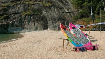 detailopname surfboard Aan de strand en reusachtig rots achtergrond. foto