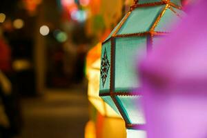 detailopname kleurrijk Thais lanna stijl lantaarns naar hangende en beurt Aan licht Bij nacht. foto