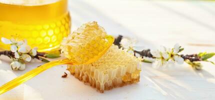 gebroken geel honingraat met honing Aan tafel. honing producten. gezond natuurlijk voedsel concept foto