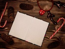blanco notitieboekje voor santa's wens records Aan houten achtergrond. geopenbaard dagboek Pagina's met een plan voor Kerstmis en de nieuw 2021. Kerstmis concept vlak leggen foto