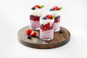 drie aardbeien desserts met munt