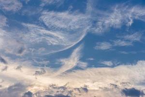 abstracte natuurlijke scène van drijvende wolken op blauwe hemel.