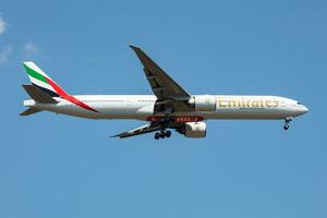 emiraten luchtvaartmaatschappijen boeing 777-300er passagier vlak Bij luchthaven. luchtvaart en vliegtuigen. lucht vervoer en reizen. vlieg en vliegen. foto