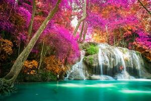 verbazingwekkend in natuur, mooi waterval Bij kleurrijk herfst Woud in vallen seizoen foto