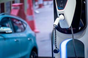 opladen een elektrisch auto accu station, nieuw vernieuwend technologie ev elektrisch voertuig foto