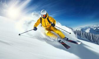 een skiër in een geel jasje is skiën in de helder zon en blauw lucht ai gegenereerd foto