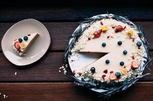 bovenaanzicht witte chocoladetaart gesneden stuk foto