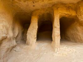 binnen van grot in cappadocia foto