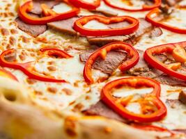 smakelijk pizza met vlees en champignons foto