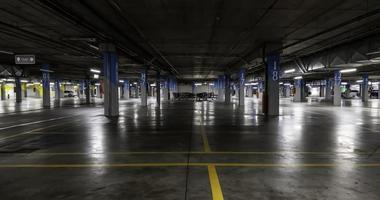 interieur van ondergrondse parkeergarage foto