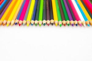 kleur potloden op witte achtergrond close-up foto