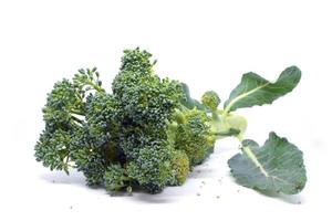 broccoli met bladeren geïsoleerd op een witte achtergrond
