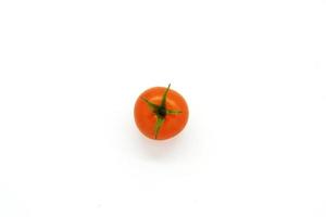 verse rode tomaten geïsoleerd op een witte achtergrond. pruim tomaat. foto