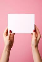 vrouw handen met blanco bedrijf kaart of korting kaart Aan vlak kleur achtergrond met kopiëren ruimte ai gegenereerd foto
