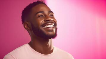 portret van een glimlachen jong Afrikaanse Amerikaans Mens Aan roze neon licht achtergrond met copyspace ai gegenereerd foto
