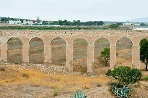 de aquaduct en gebouwen in de achtergrond foto