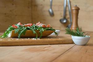 rucolasalade met cherrytomaatjes en Parmezaanse kaas foto